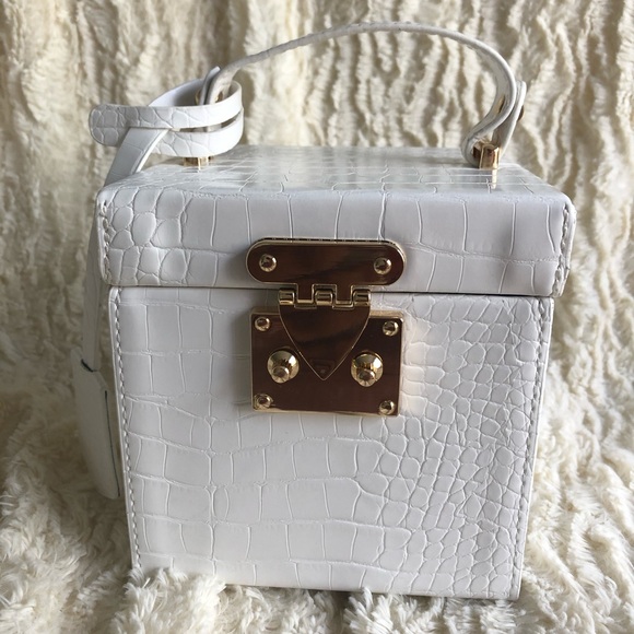 Faux croc leather bag in trunk style - Picture 6 of 6